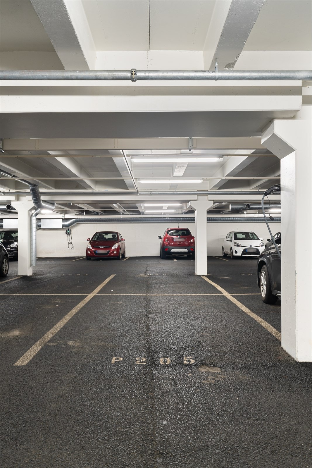 Parkering i lukket anlegg med mulighet for å installere elbil-lader. Galleribilde