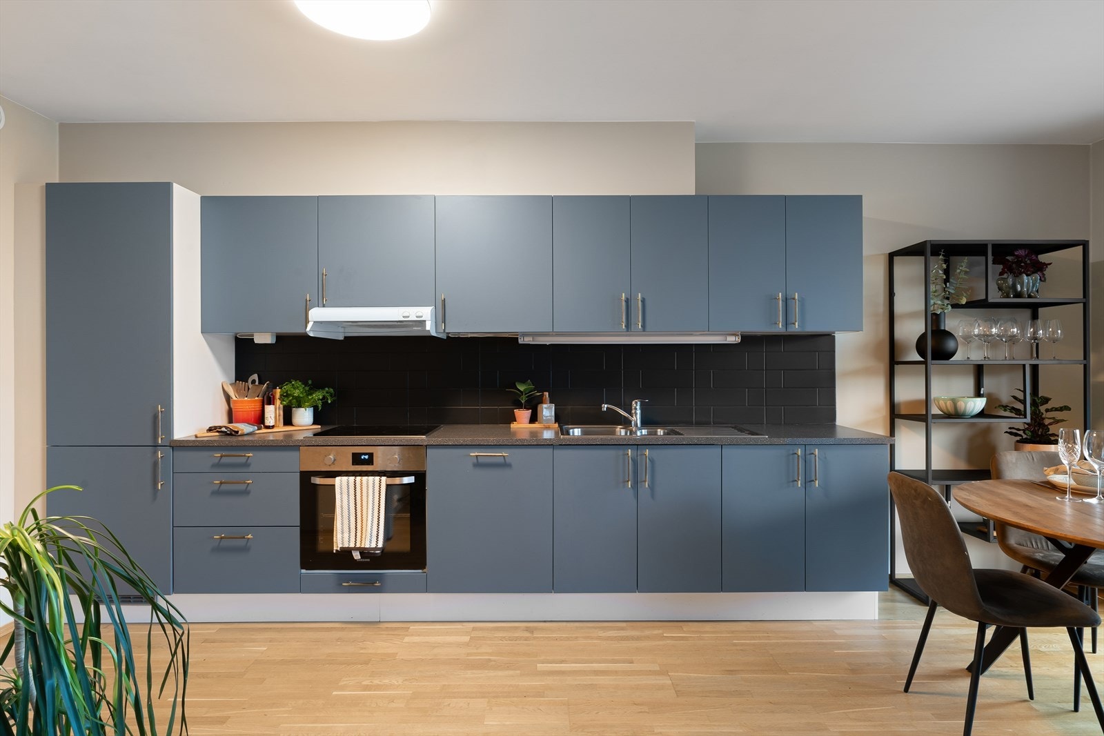 Moderne kjøkken med slette fronter. Godt med oppbevaringsplass og integrerte hvitevarer. Galleribilde