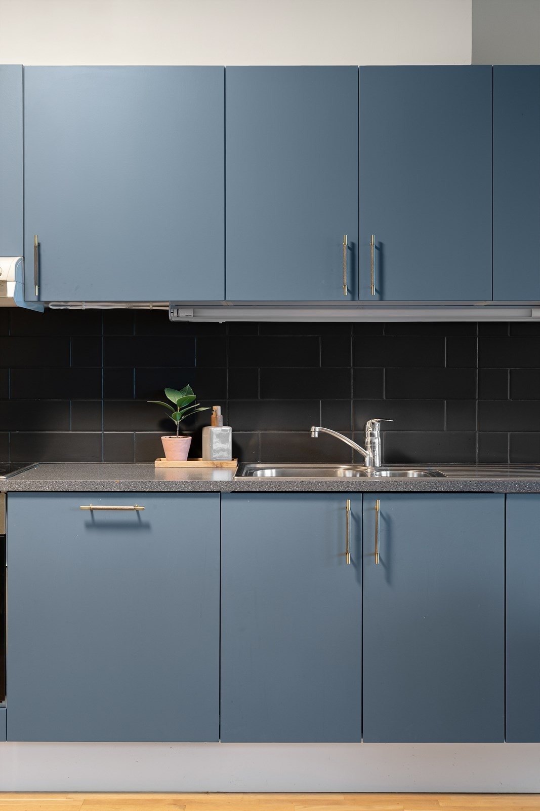 Praktiske fliser mellom benkeplate og overskap. Galleribilde