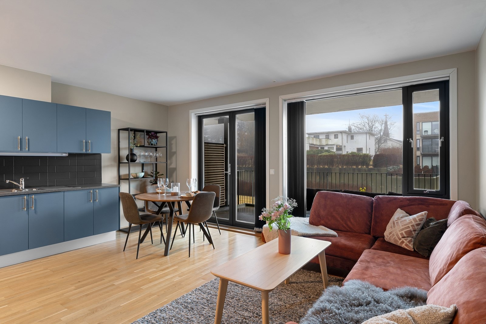 Stue og kjøkken i åpen løsning. Store vindusflater gir rikelig med dagslys. Fint utsyn ut mot flotte fellesområder. Galleribilde