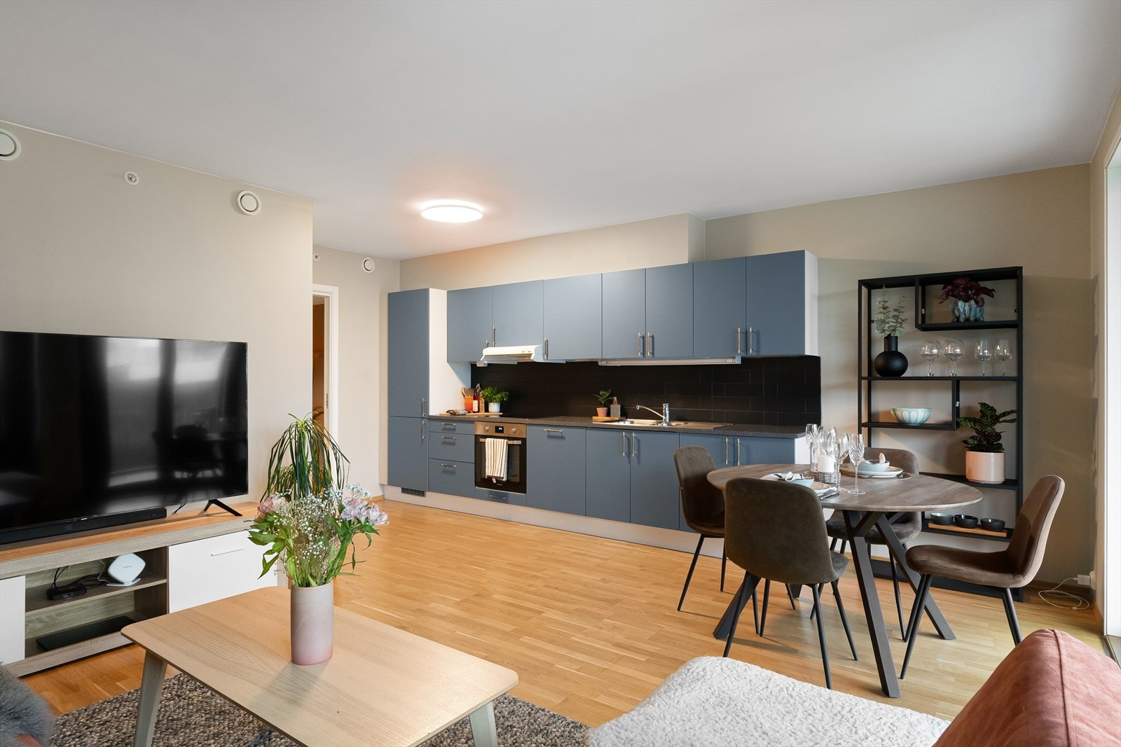 Plass til både sittegruppe og spisebord. Galleribilde