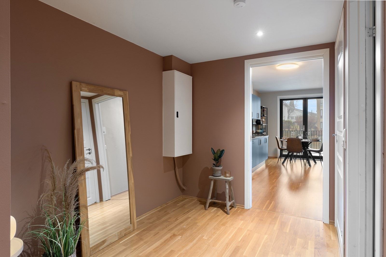 I gangen er naturlig plass til ekstra skap eller en stor skyvedørsgarderobe. Galleribilde