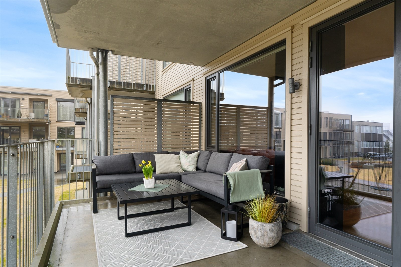 Balkong med overbygg og gode solforhold. Balkongen er på hele 13 m² og dermed god plass til sittegruppe m.m. Galleribilde