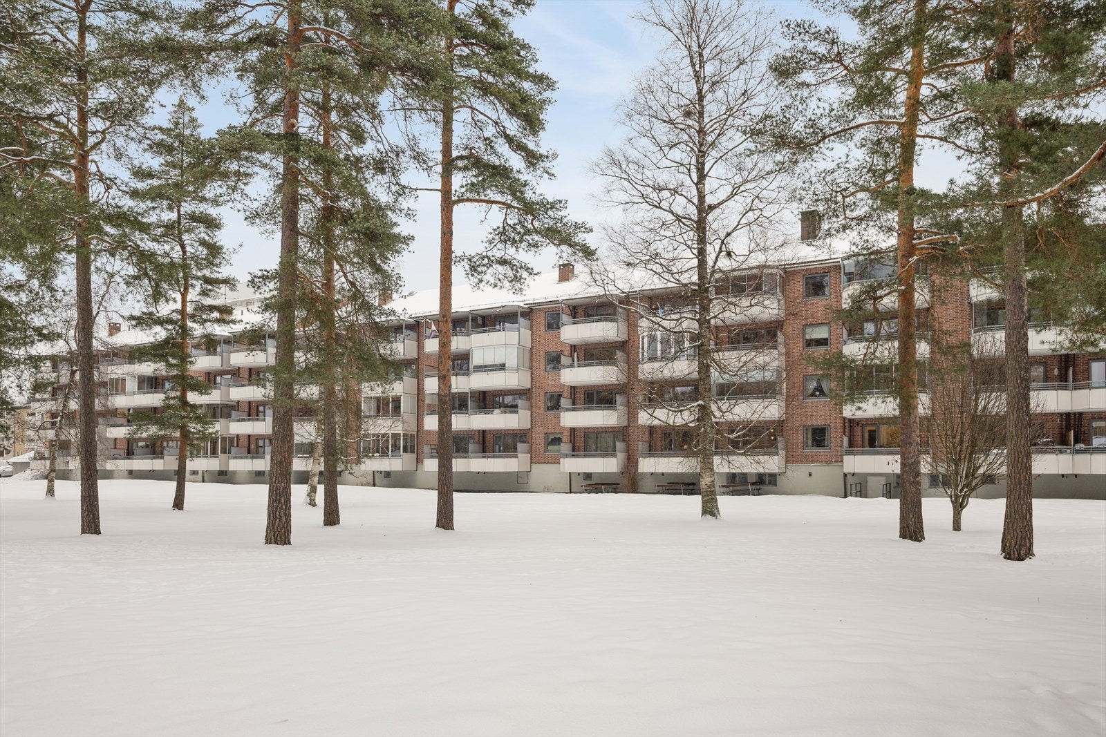 Her bor man i rolige og usjenerte omgivelser, men samtidig meget sentralt. Meget gode bussforbindelser i umiddelbar nærhet og gangavstand til T-bane. Galleribilde