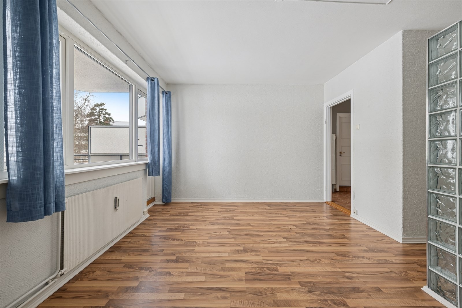 Leiligheten varmes opp med vannbåren varme via radiatorer. Galleribilde