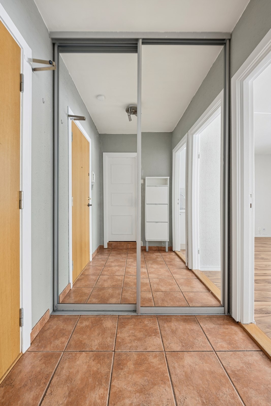 Leiligheten disponerer to boder. Dette gir gode lagringsmuligheter for sesongutstyr, sportsutstyr, julepynt og annet du ikke trenger i det daglige. Galleribilde