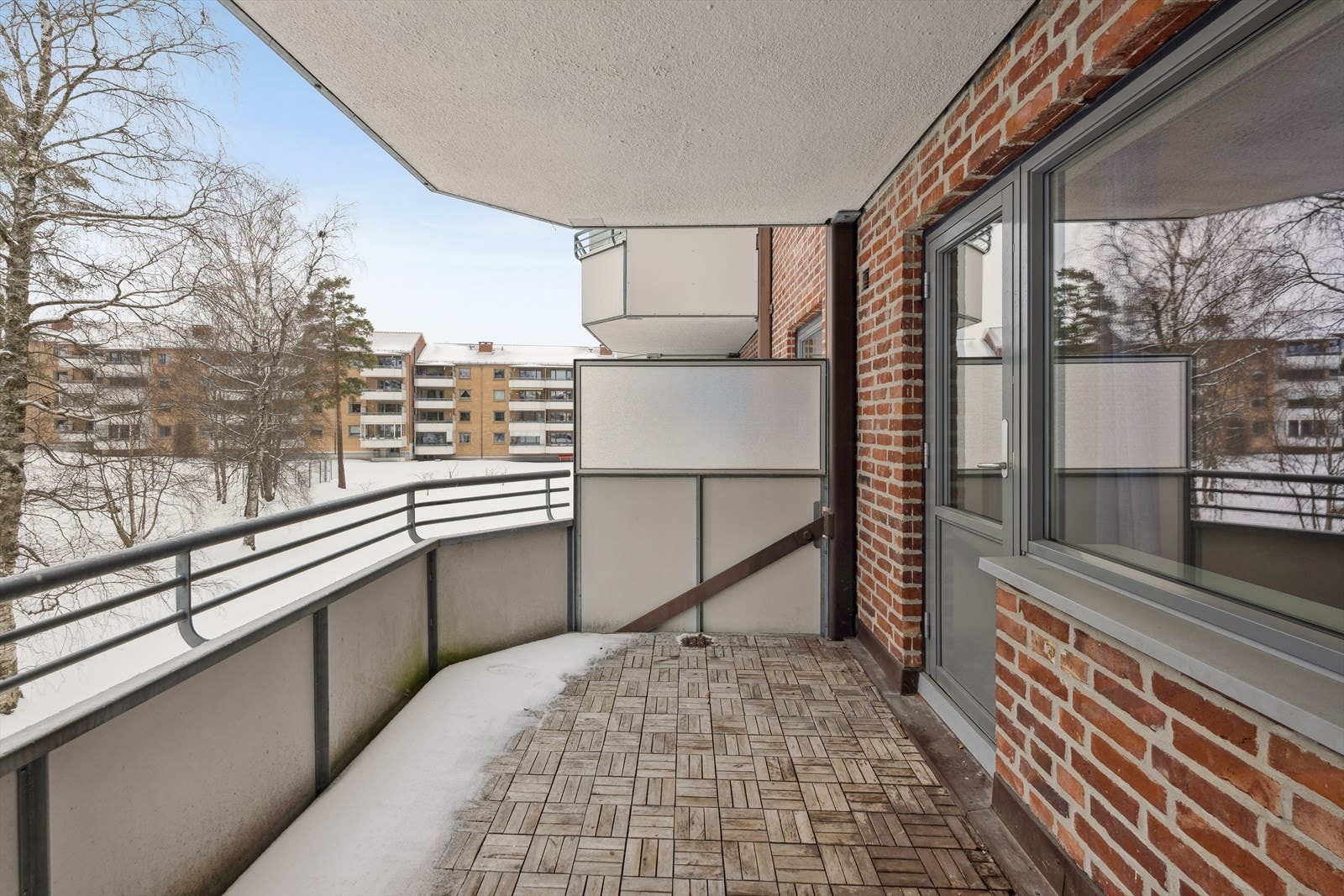 Takoverbygg gjør det mulig å benytte balkongen også vinterstid. Galleribilde