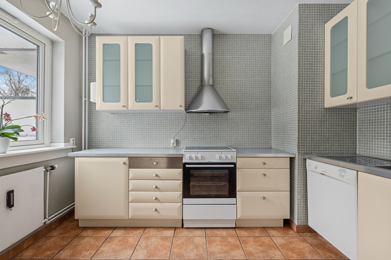 Kjøkkenet har godt med skap- og benkeplass. Galleribilde