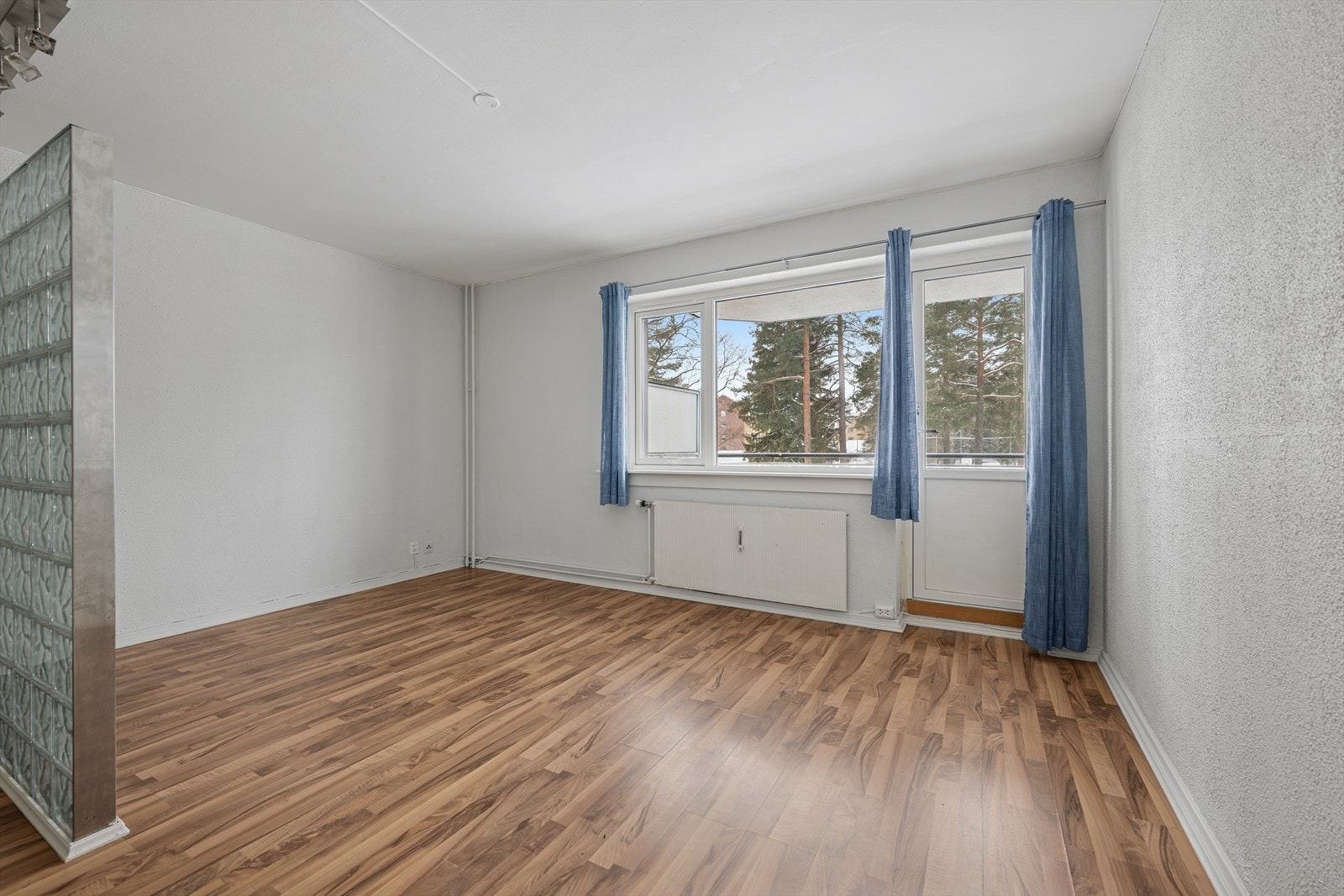 Lys stue med store vindusflater som bidrar til en luftig og god atmosfære i rommet. Galleribilde