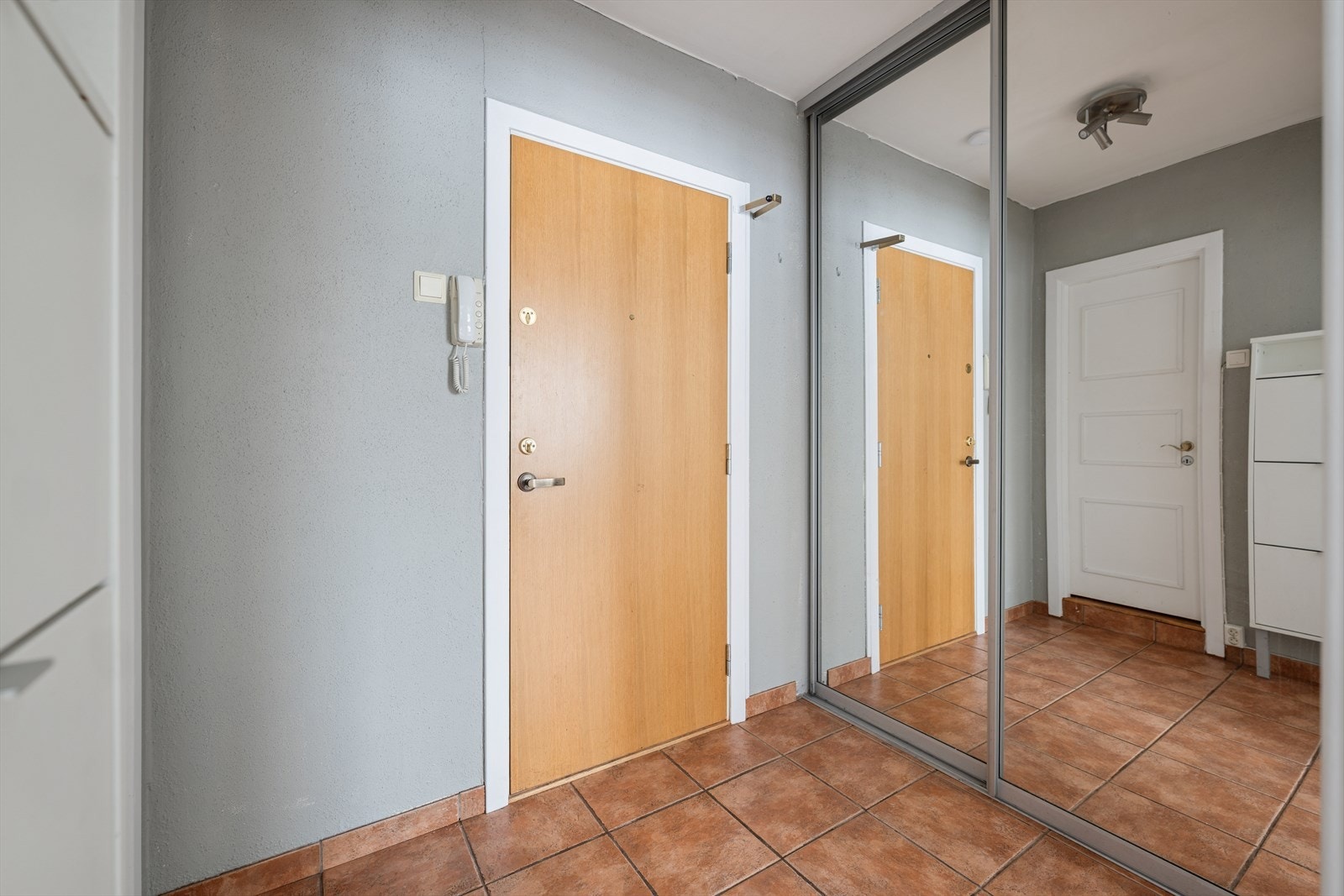 Man ønskes velkommen i en romslig entré med god plass til å henge av seg yttertøyet og sette fra seg sko. Galleribilde