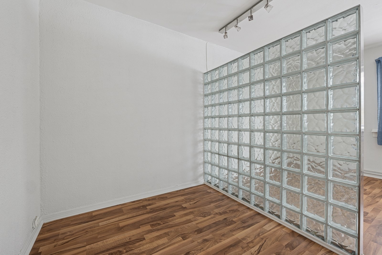 Alkoven er delvis adskilt og har plass til seng og tilhørende møblement. Galleribilde