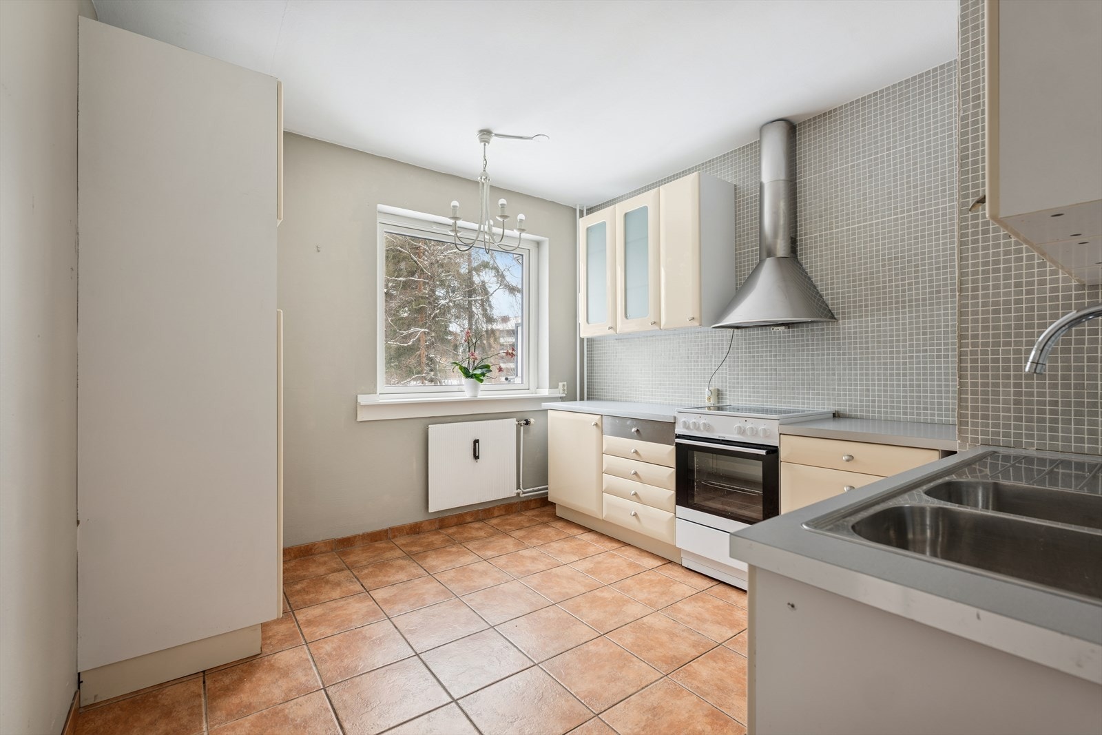 Adskilt kjøkken med plass til frokostbord. Galleribilde