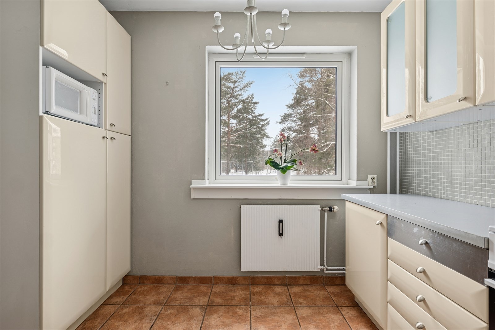 Kjøkkenet har vegghengt kjøkkenventilator med kullfilter og komfyrvakt. Galleribilde