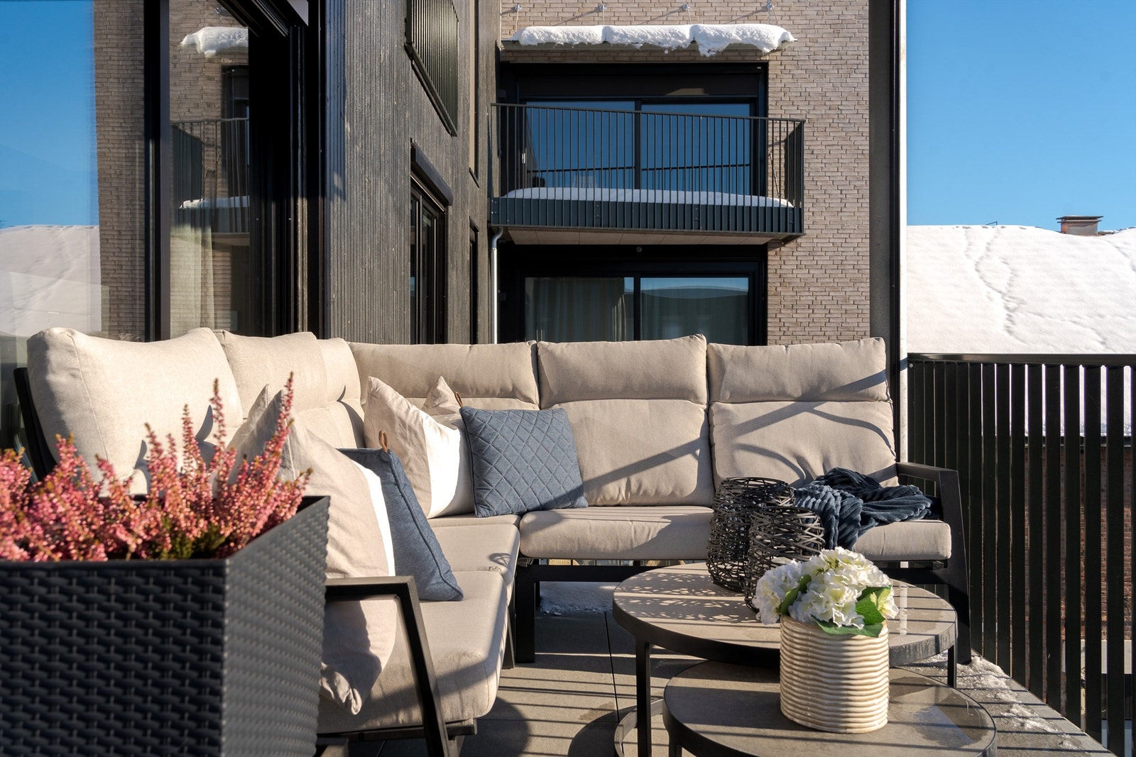 Solrik balkong som er fin forlengelse av stuen i sommerhalvåret. Galleribilde