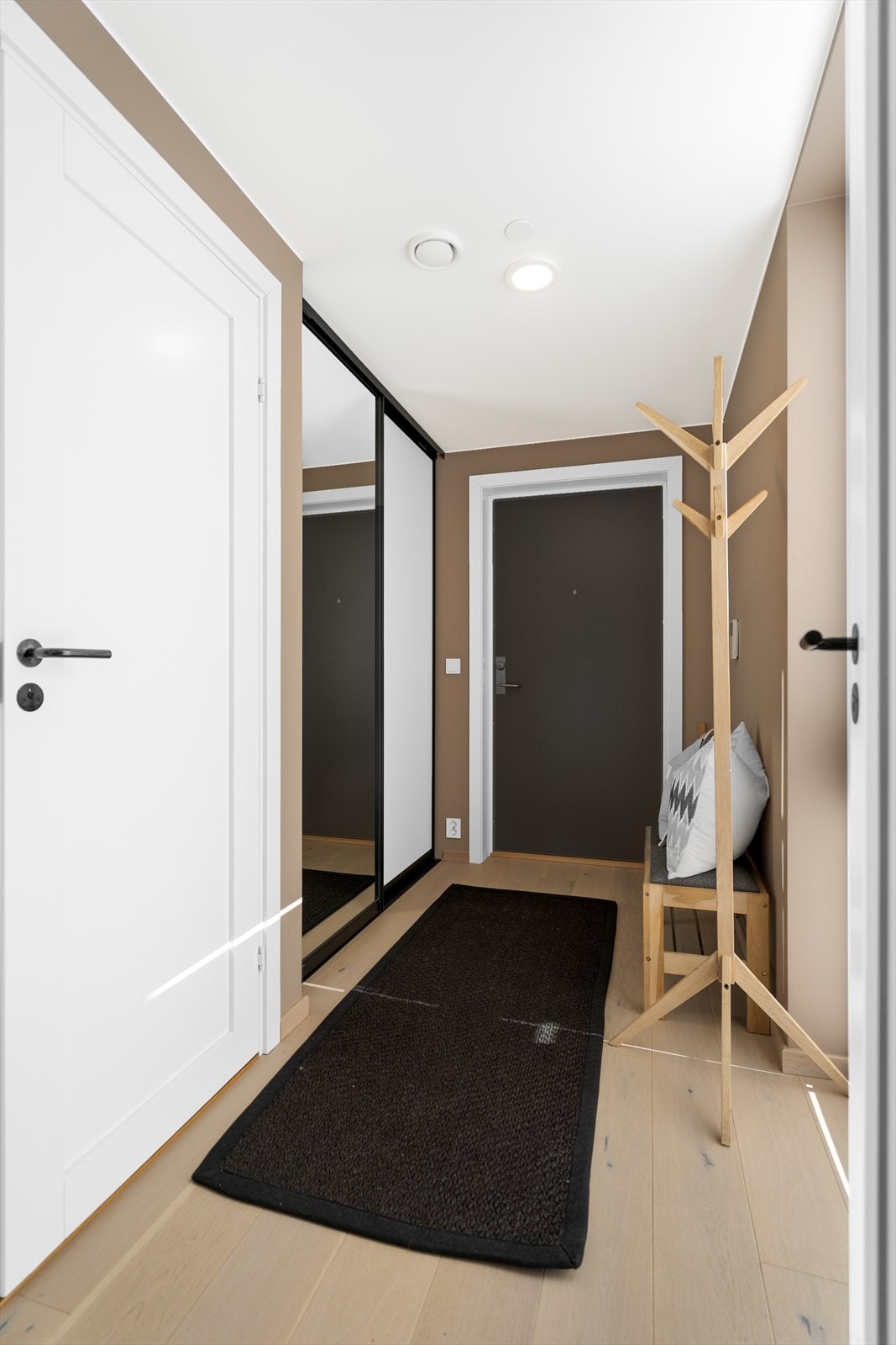 Praktisk skyvedørsgarderobe i entré. Galleribilde