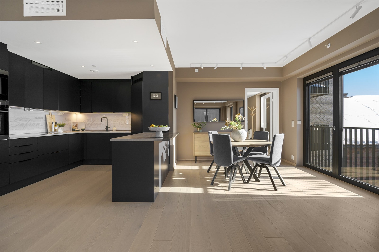 Det er gjennomgående flotte farge- og materialvalg i hele leiligheten. Galleribilde