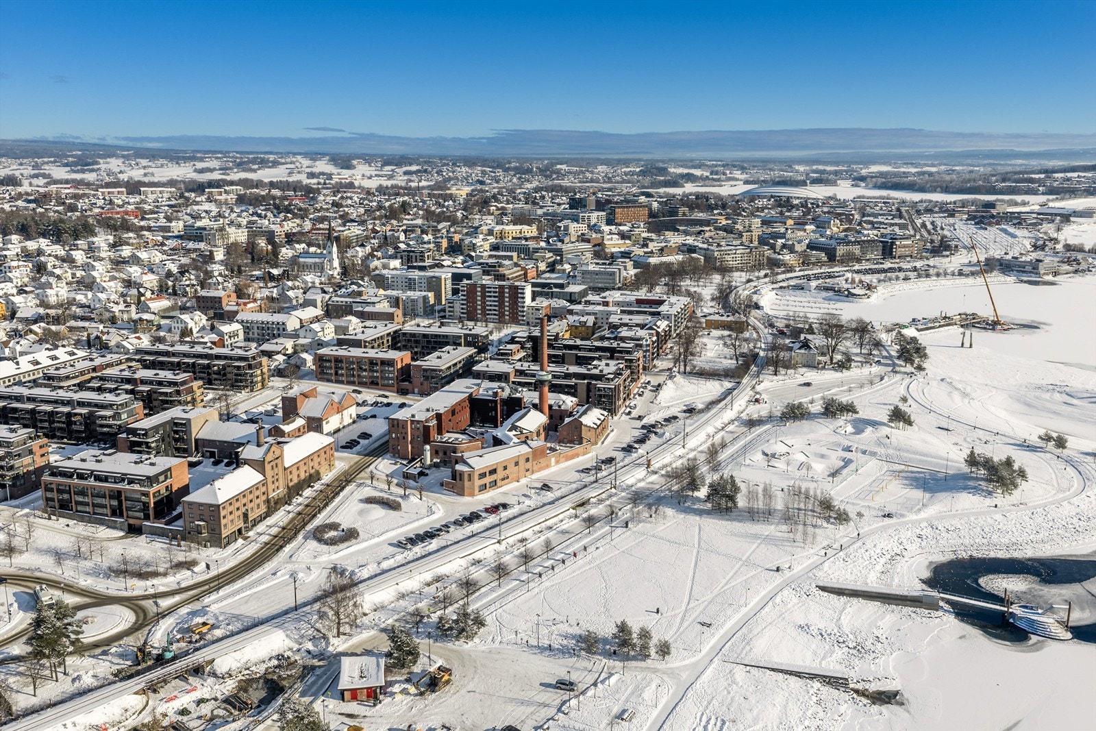 Leiligheten ligger med umiddelbar nærhet til sentrum og byens mange urbane fasiliteter. Det er få kvartal til Stortorget med Kulturhuset, biblioteket, kino, restauranter og Rema 1000 i Basarene-bygget. Galleribilde