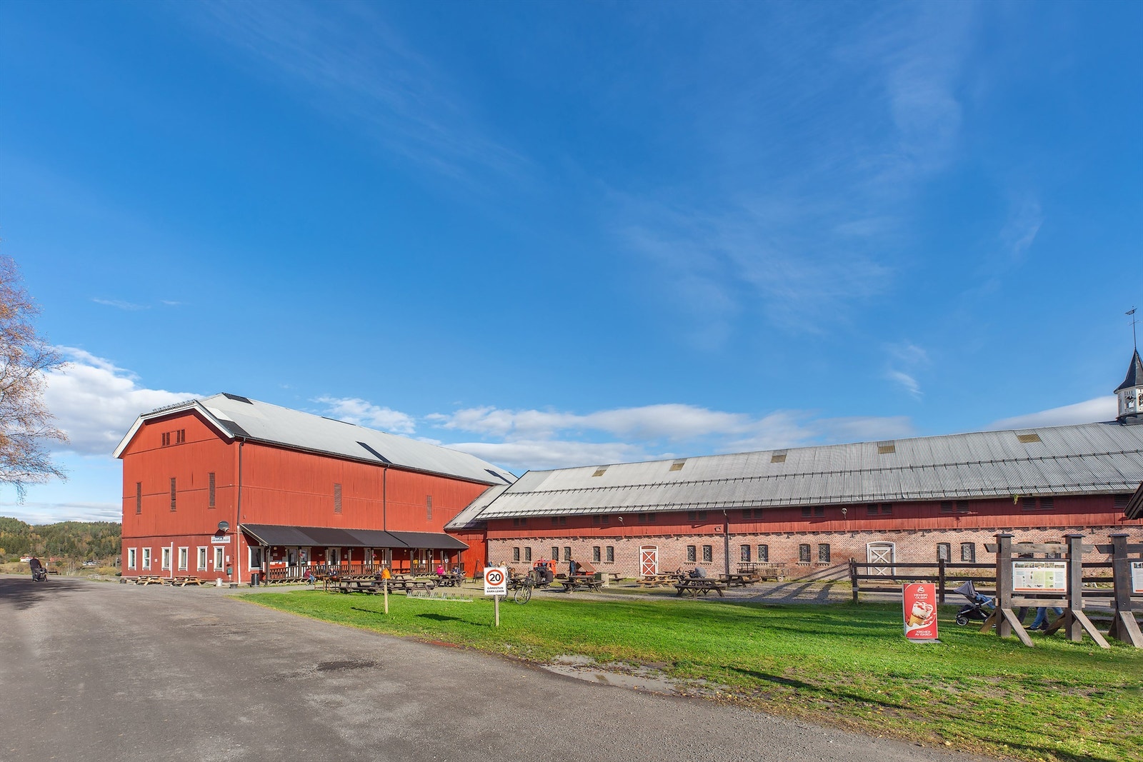 Losby besøksgård er et populært utfluktsmål i Lørenskog, og et sted der barn og voksne kan møte husdyr, kose seg i gårdskaféen og nyte naturen i Losbymarka. Galleribilde