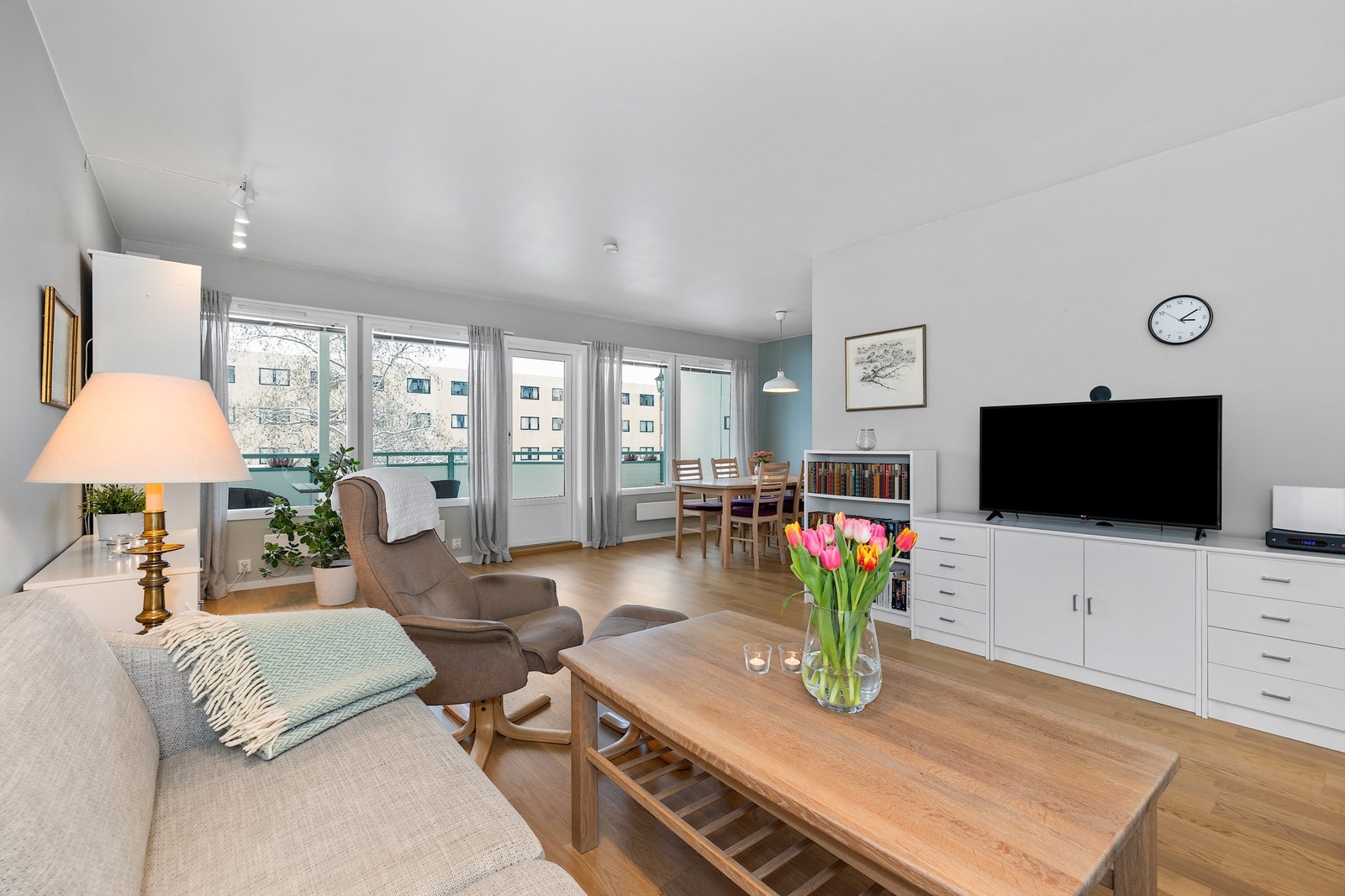 Store vindusflater som slipper inn rikelig med naturlig lys. Galleribilde