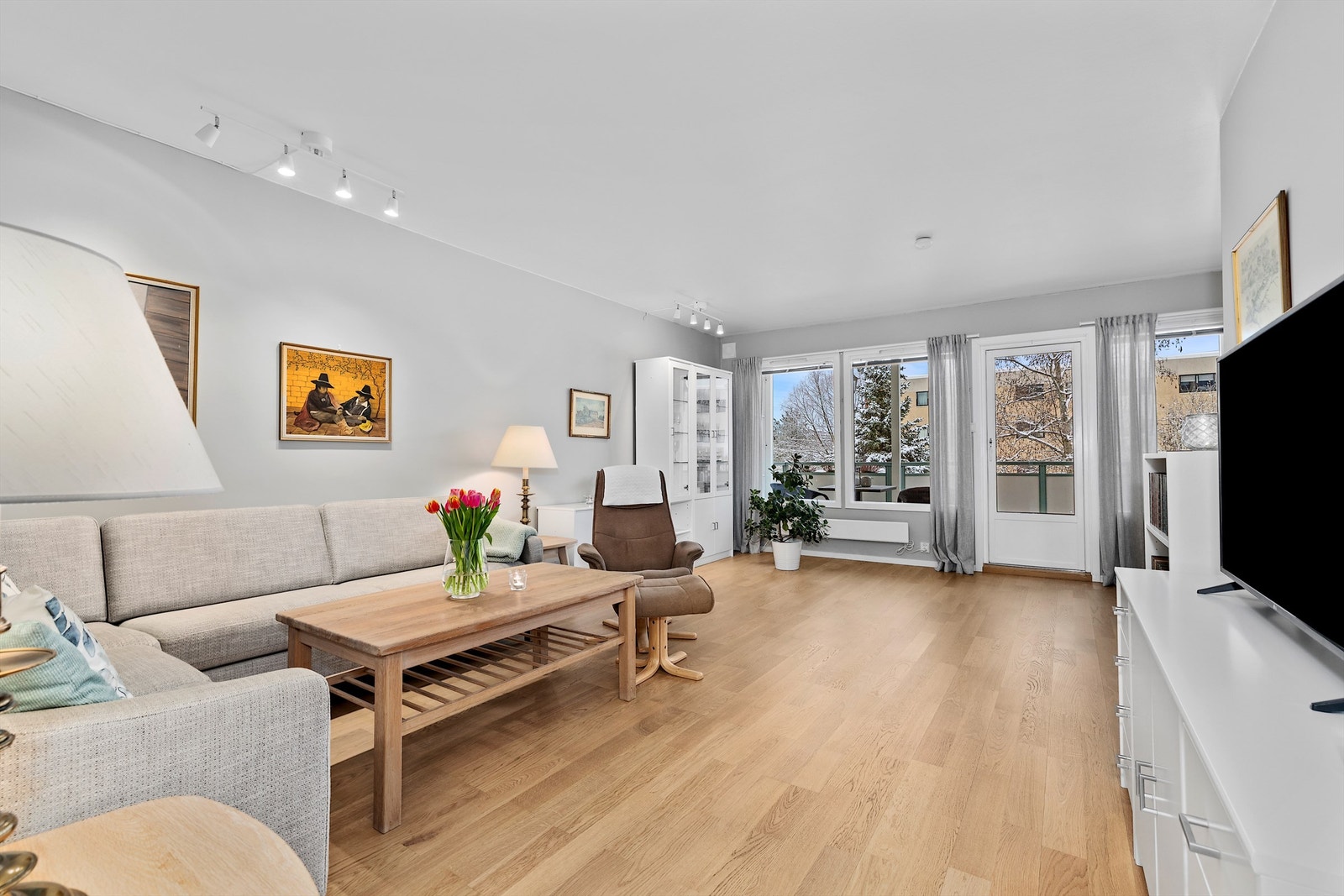 Romslig stue med direkte tilknytting til balkongen og spisestue delen. Galleribilde