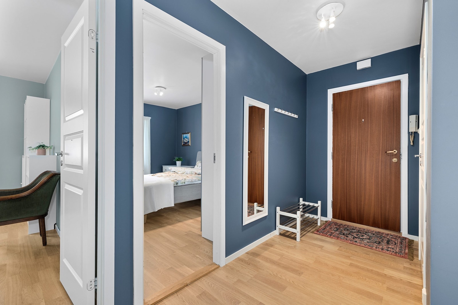 Innbydende entré med god plass til å henge fra seg yttertøy og sko. Galleribilde