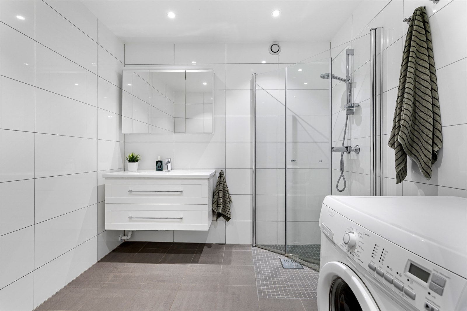 Badet fra 2016 har gulvvarme, downlights og servantinnredning med skuffer. Galleribilde