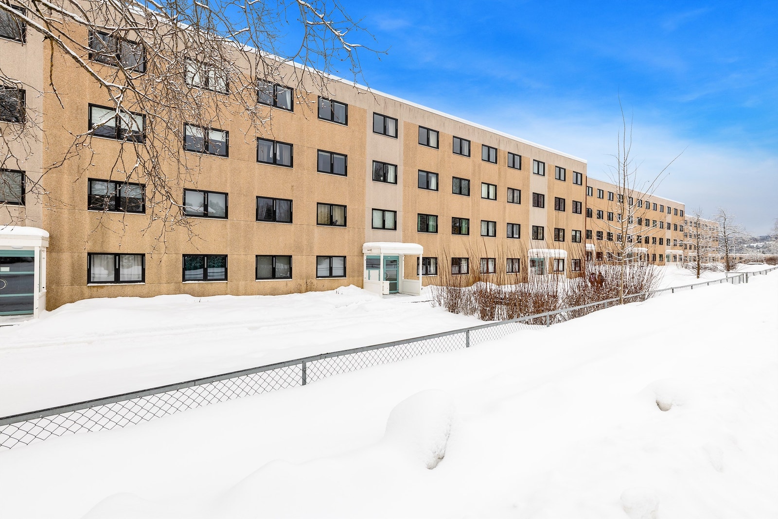 Adkomst til leiligheten skjer via felles trappeoppgang hvor renhold er inkludert. Galleribilde