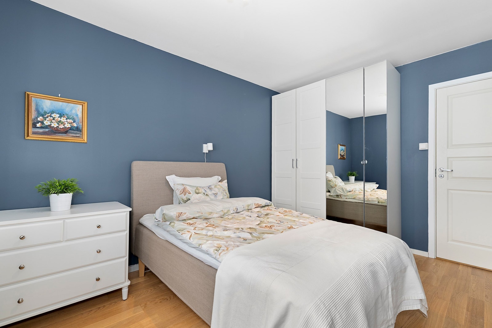 Rommet har parkett på gulvet og gode oppbevarings muligheter. Galleribilde