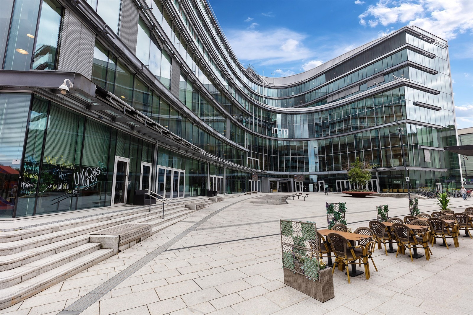 Lørenskog hus er et moderne kulturhus med bibliotek, kino, aktivitetshuset Volt og musikk- og kulturskolen. Galleribilde