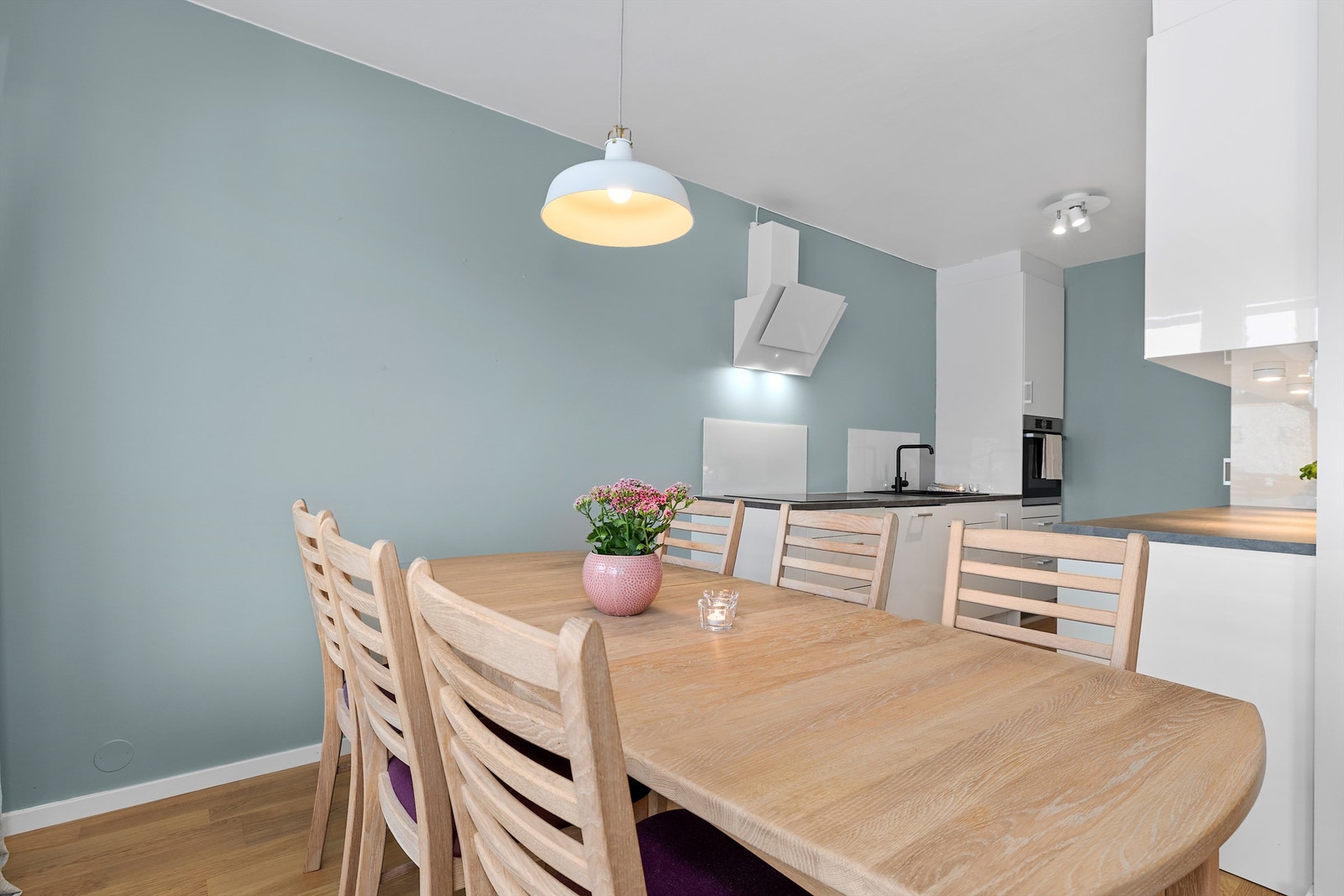 Direkte fra spisestuen ligger kjøkkenet. Galleribilde