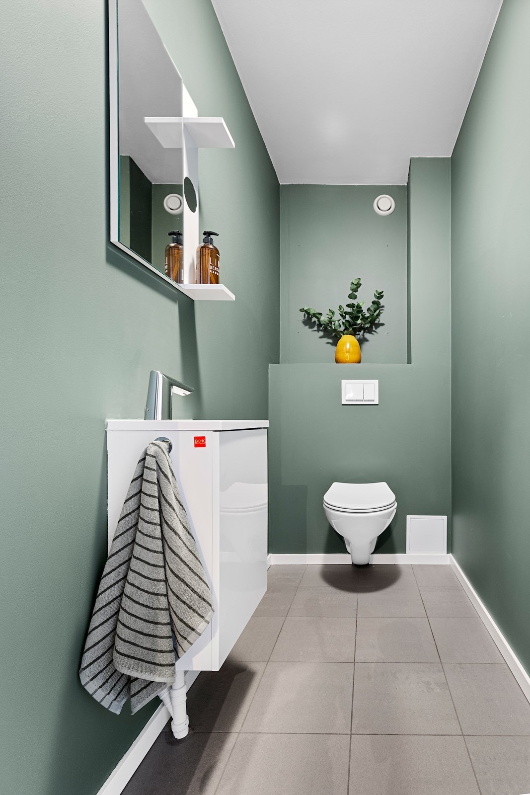 Praktisk, separat toalettrom fra 2016 med flislagt gulv og gulvvarme. Galleribilde