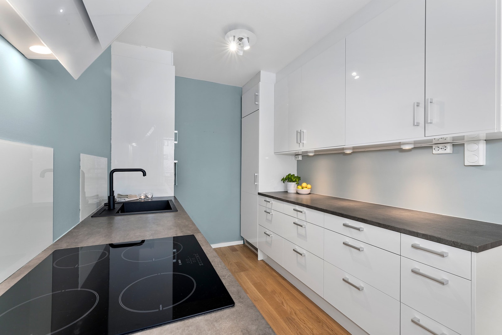 Lys og moderne kjøkken fra 2016 med slette fronter og integrerte hvitevarer. Galleribilde