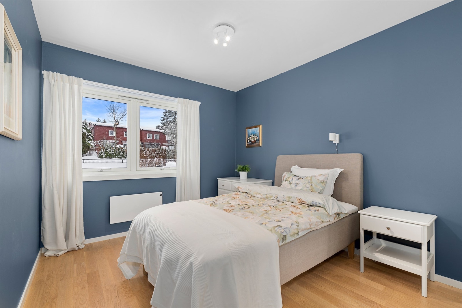 Hovedsoverommet har god plass til dobbeltseng med tilhørende møblement. Galleribilde