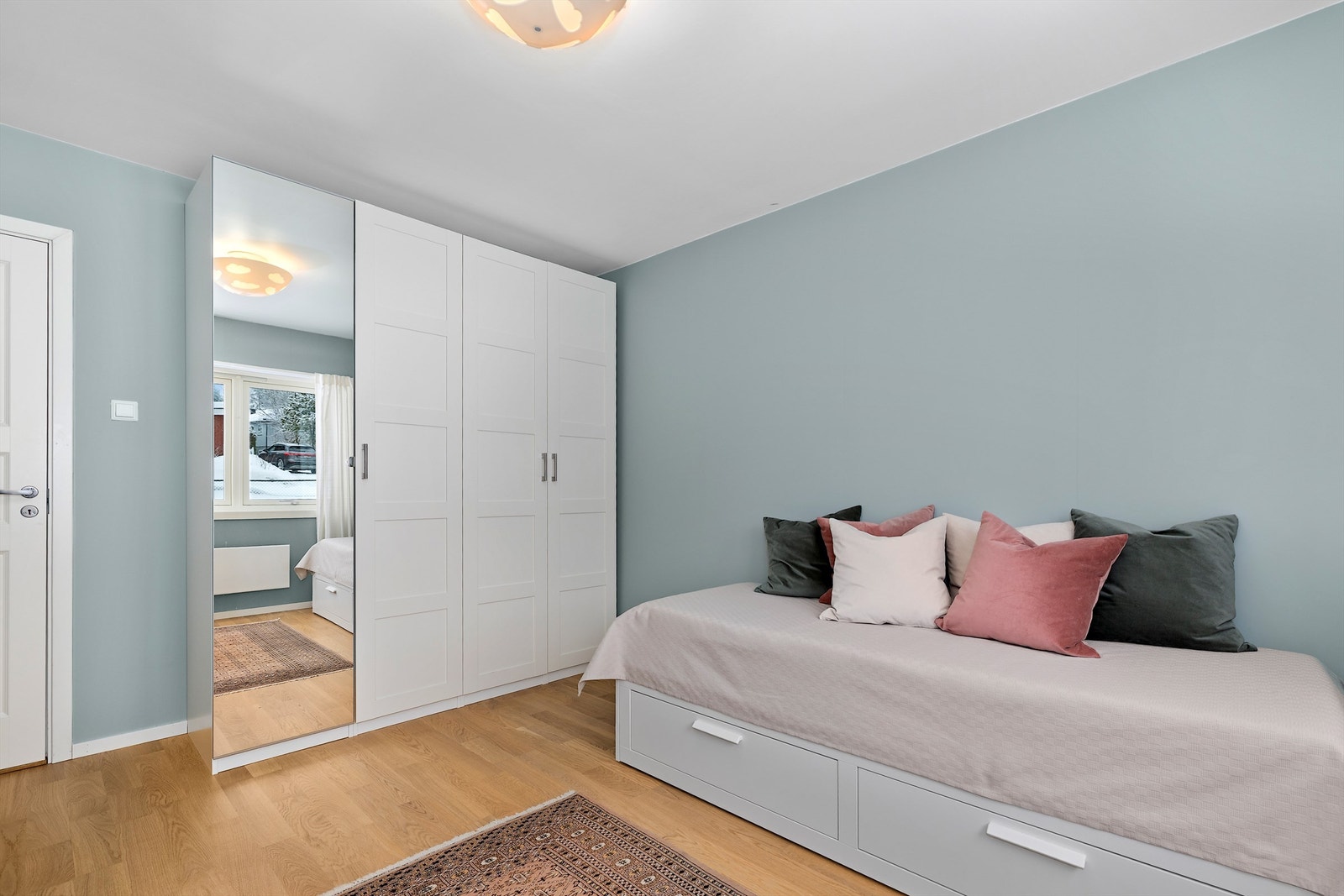 Det andre soverommet egner seg godt som barnerom, gjesterom eller kontor. Galleribilde