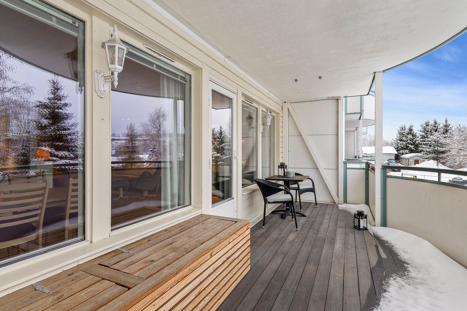 Direkte fra stuen ligger den sørvendte balkongen. Galleribilde