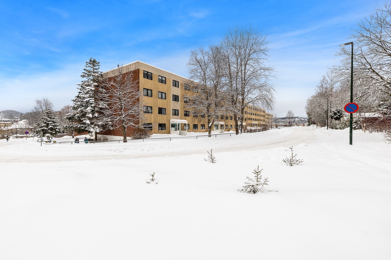 Leiligheten ligger i et veletablert borettslag med velholdte fellesområder. Galleribilde