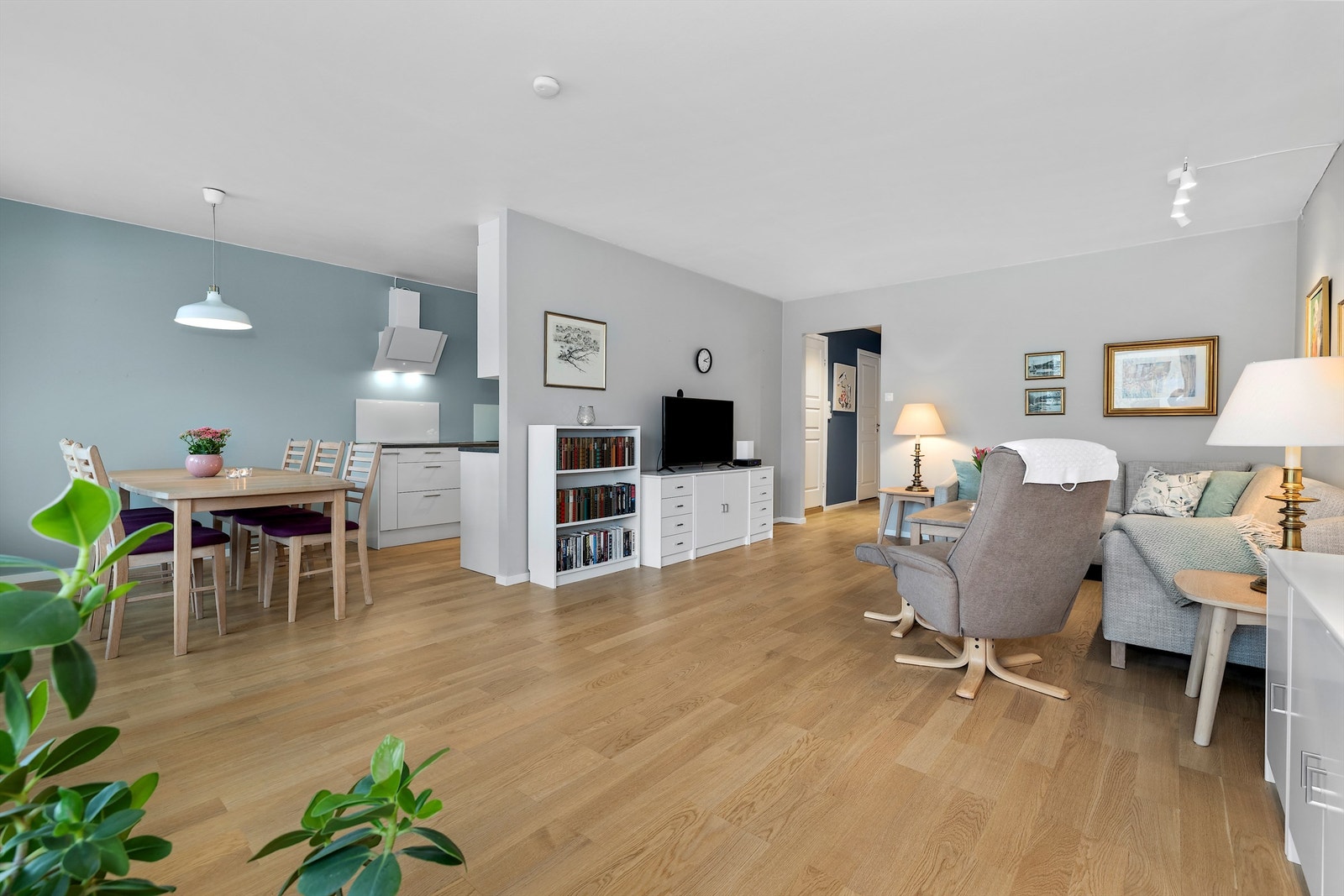 Den åpne og sosiale løsningen gir en god romfølelse. Galleribilde