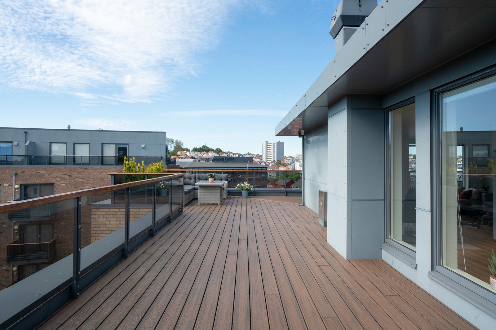 Terrasse på 3 av sidene til leiligheten Galleribilde