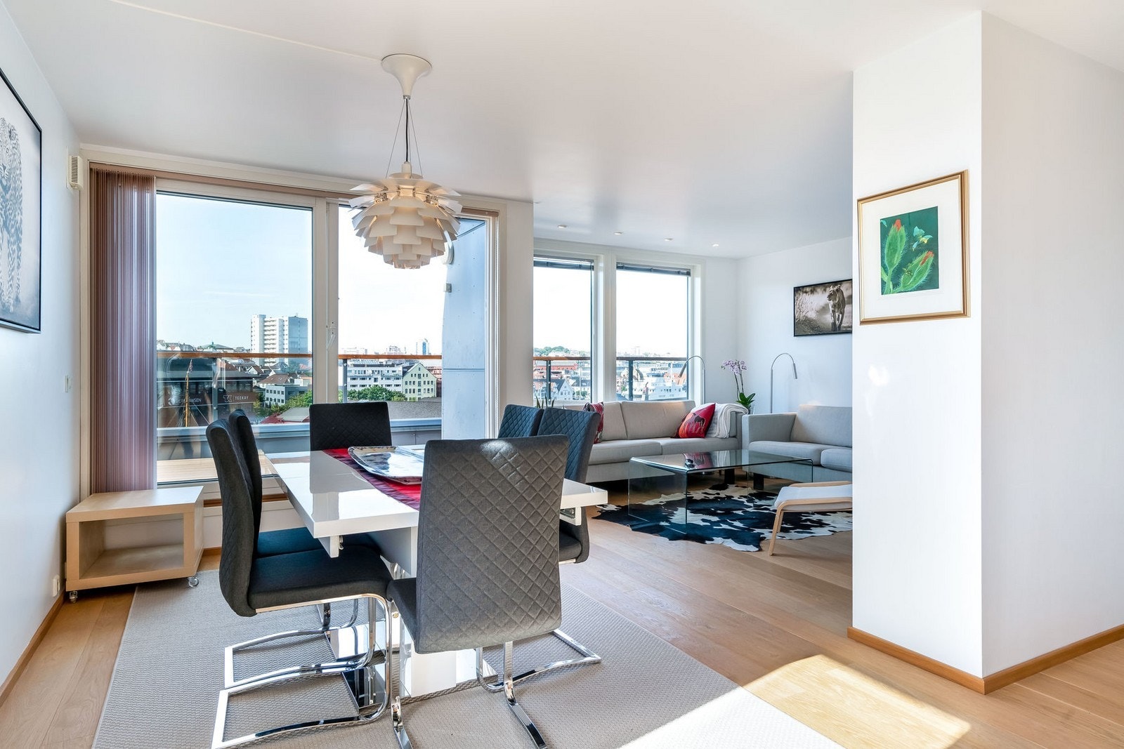 Spisestue og stue med utgang til terrasse Galleribilde