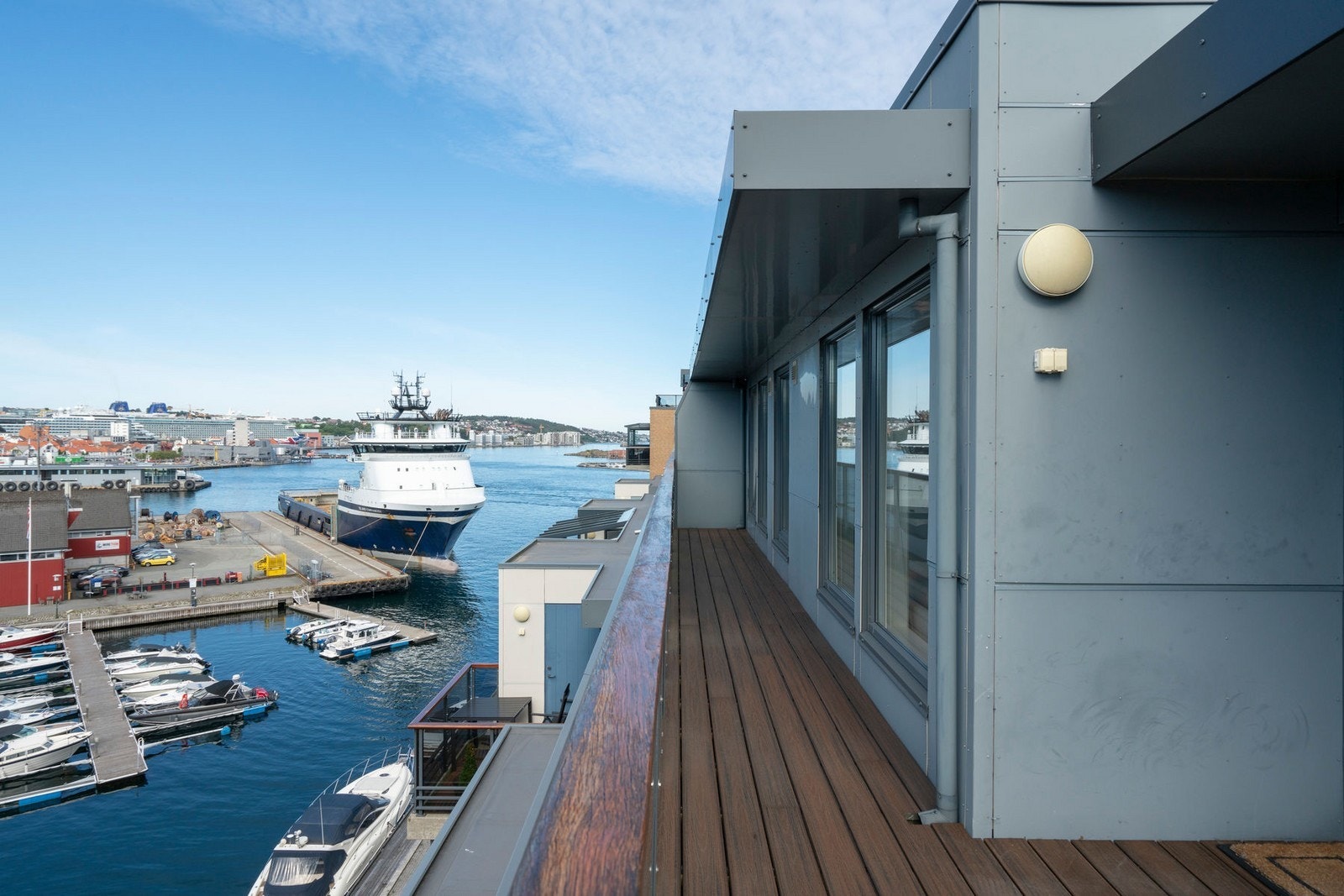 Utsikt mot havnen og innseilinga Galleribilde
