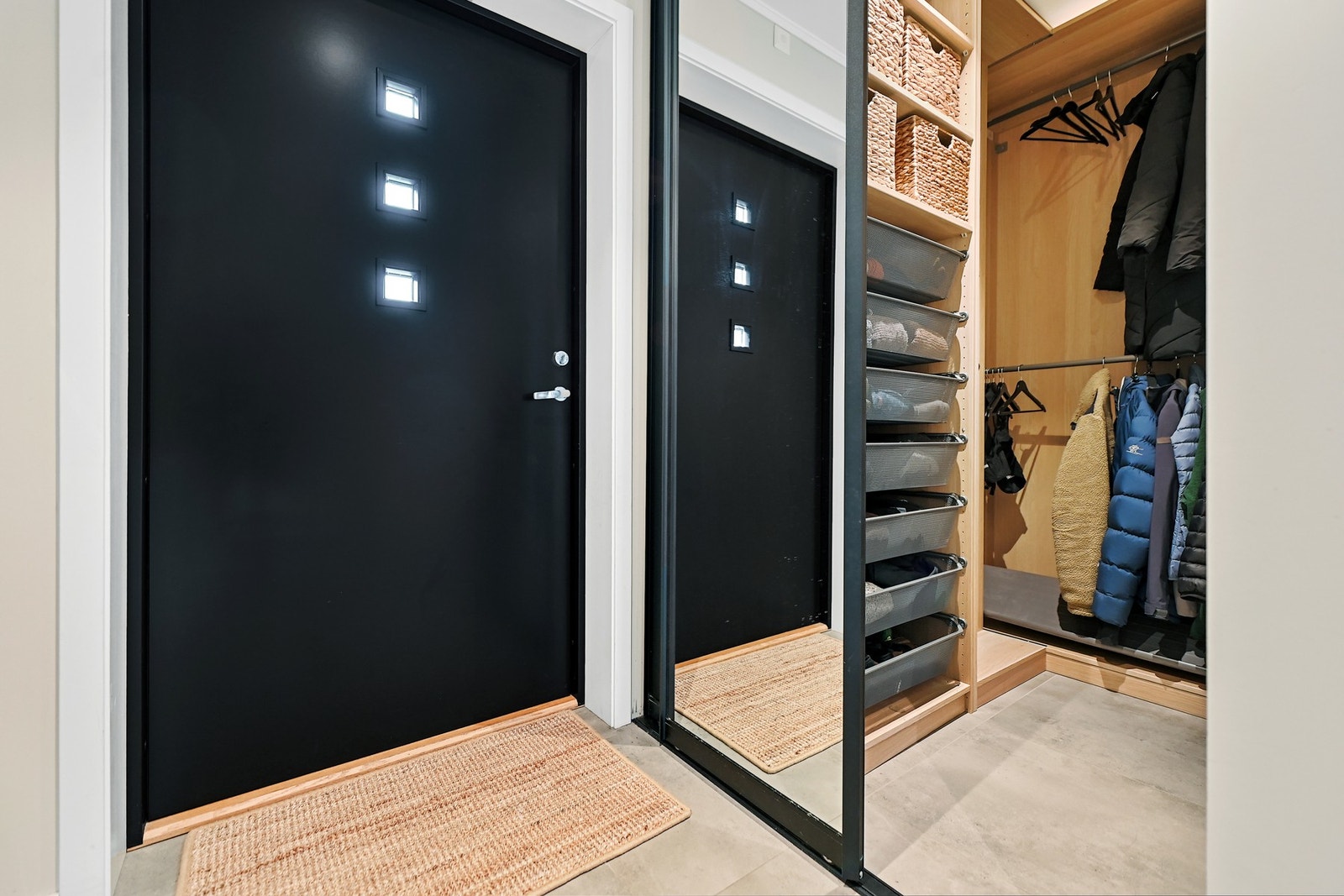 "Walk-in"-garderobe i entréen Galleribilde