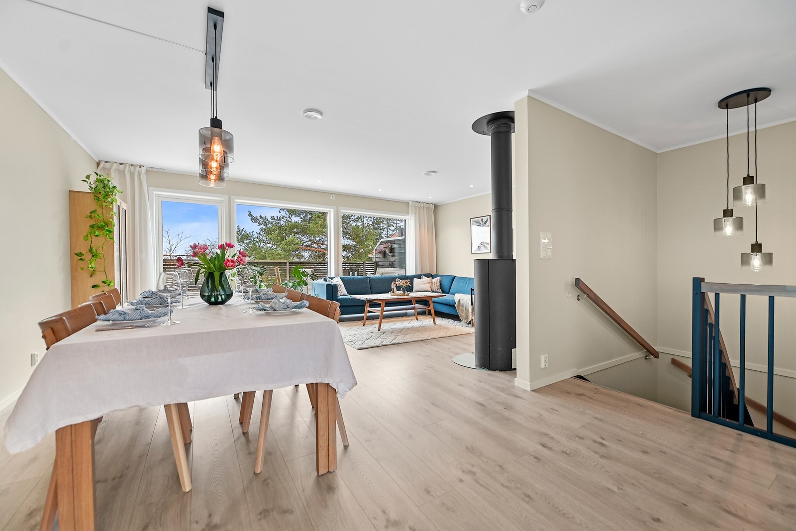 Stor, lys og innbydende stue Galleribilde