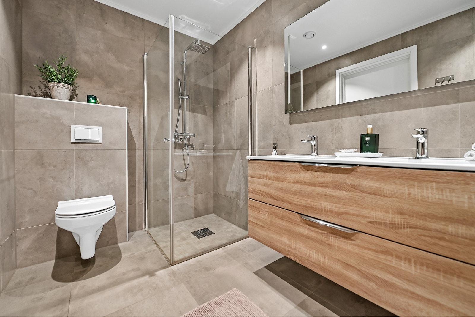 Stort, lekkert bad. Det er varme i gulvet Galleribilde