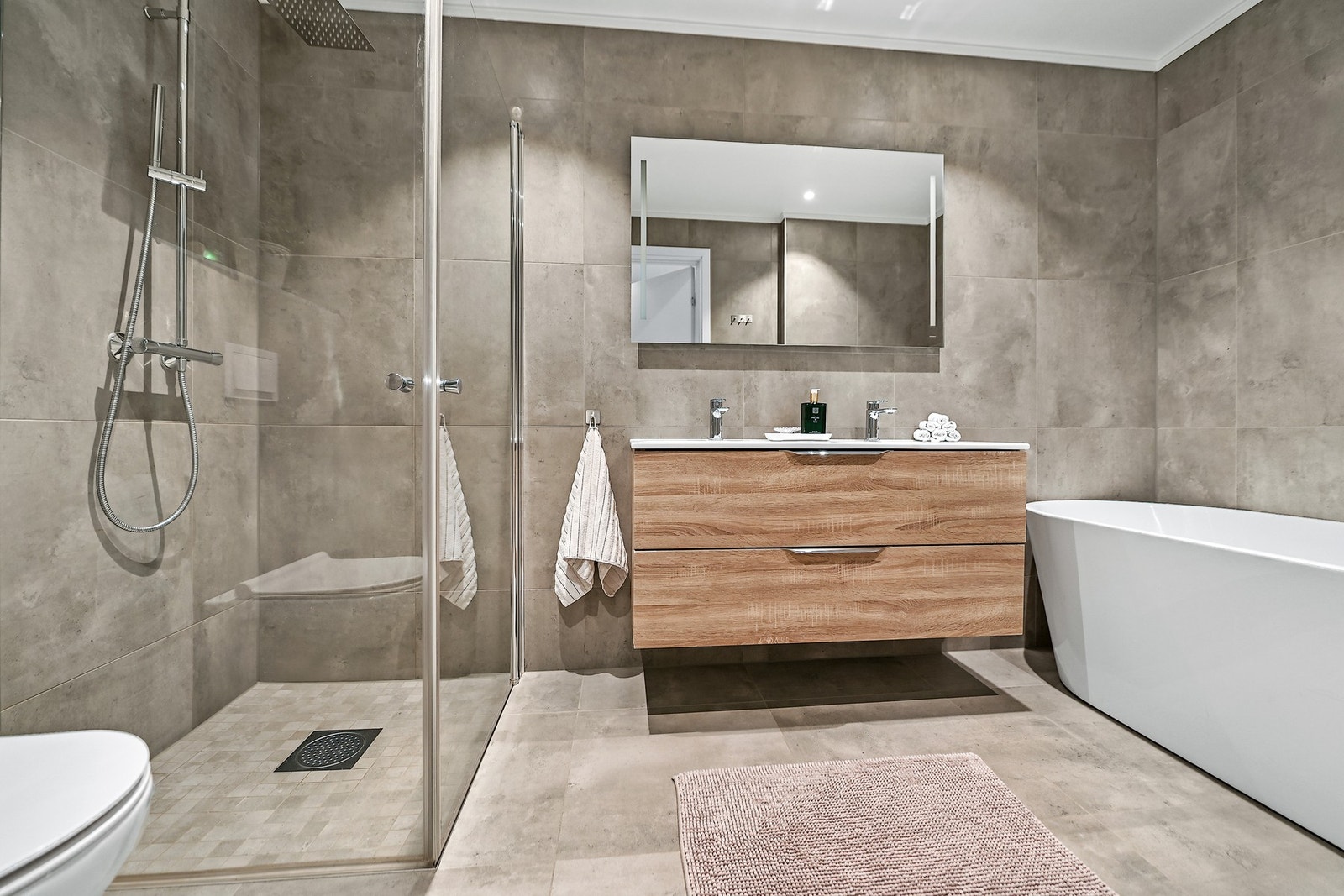 Baderommet har både dusjhjørne og badekar Galleribilde