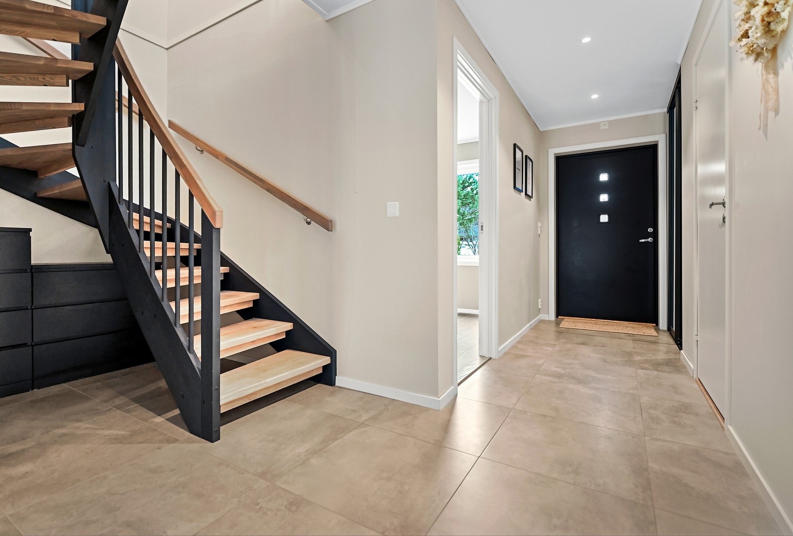 Romslig gang i 1. etasje Galleribilde