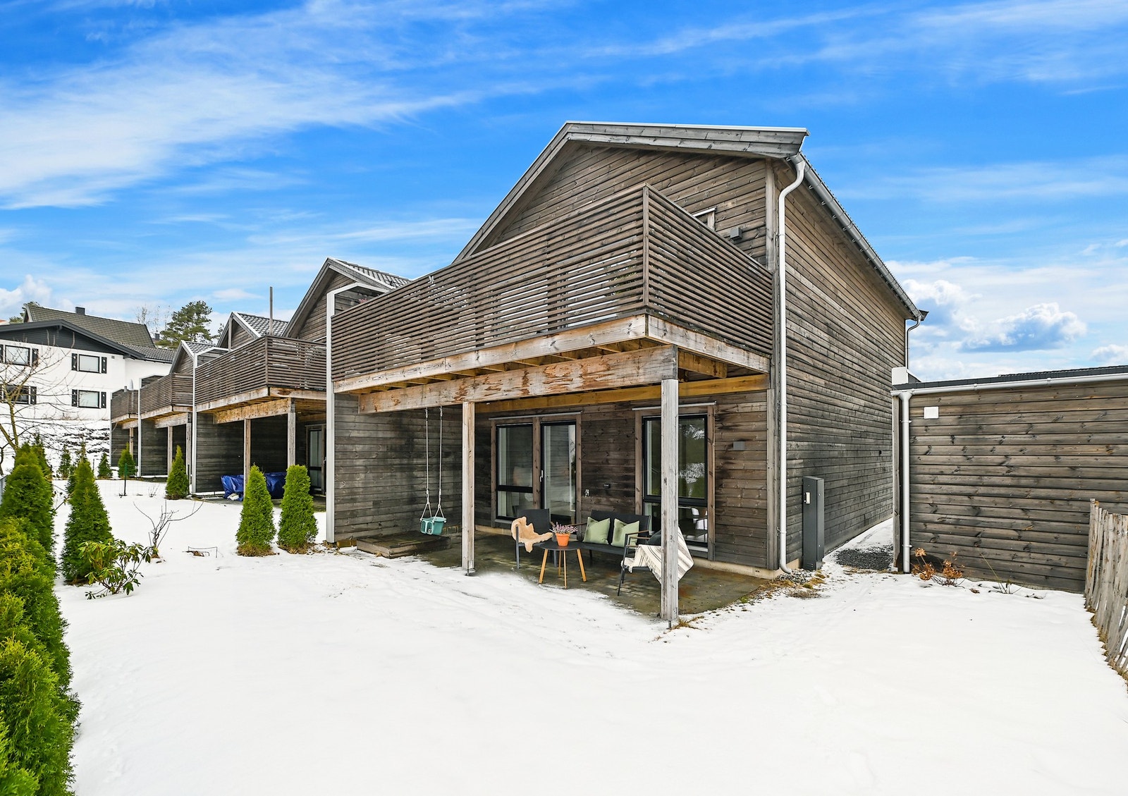 Boligen ligger på enden av rekka og har derfor romslig plass i hagen Galleribilde