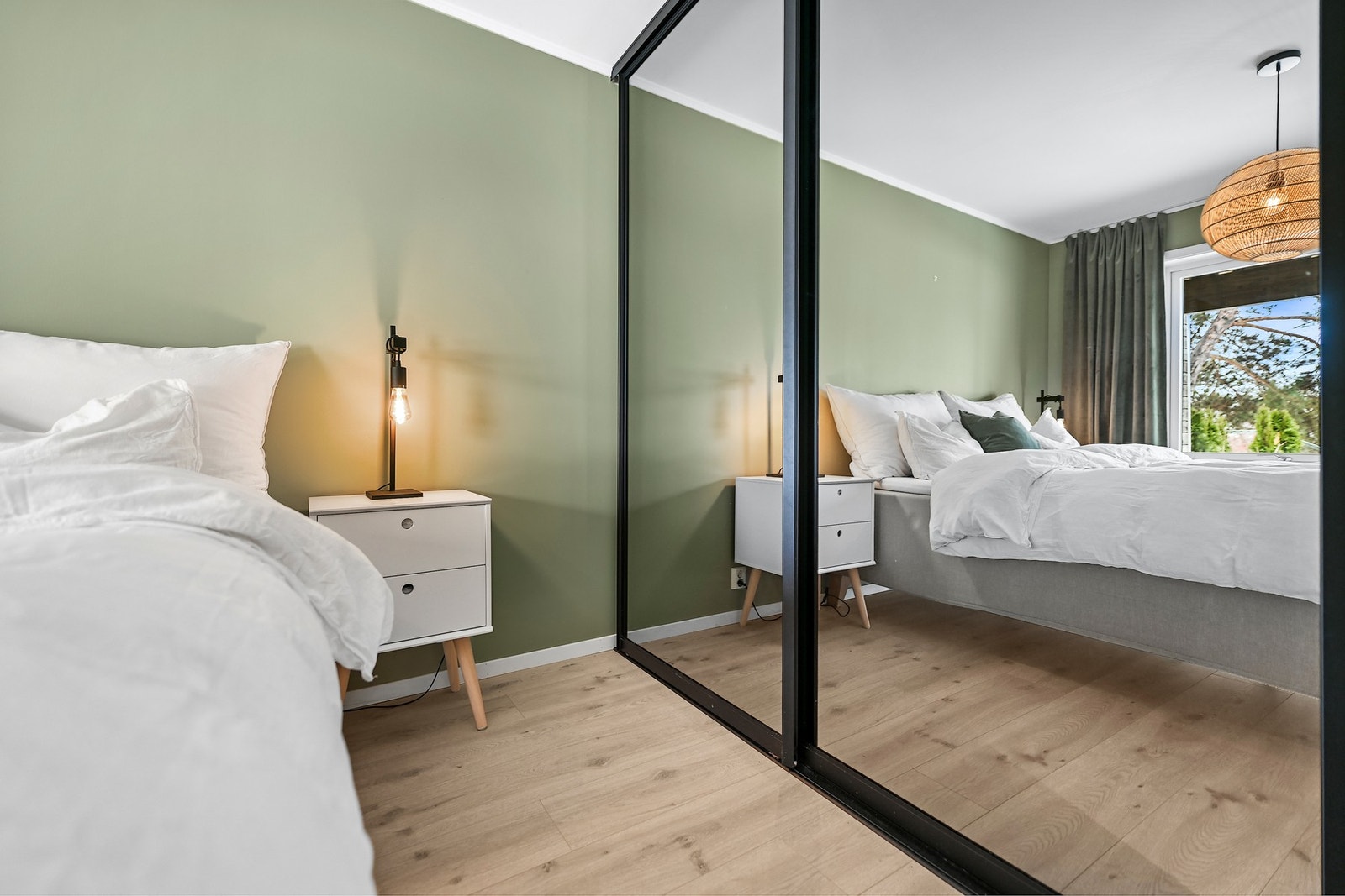 Hovedsoverom med romslig garderobeløsning Galleribilde