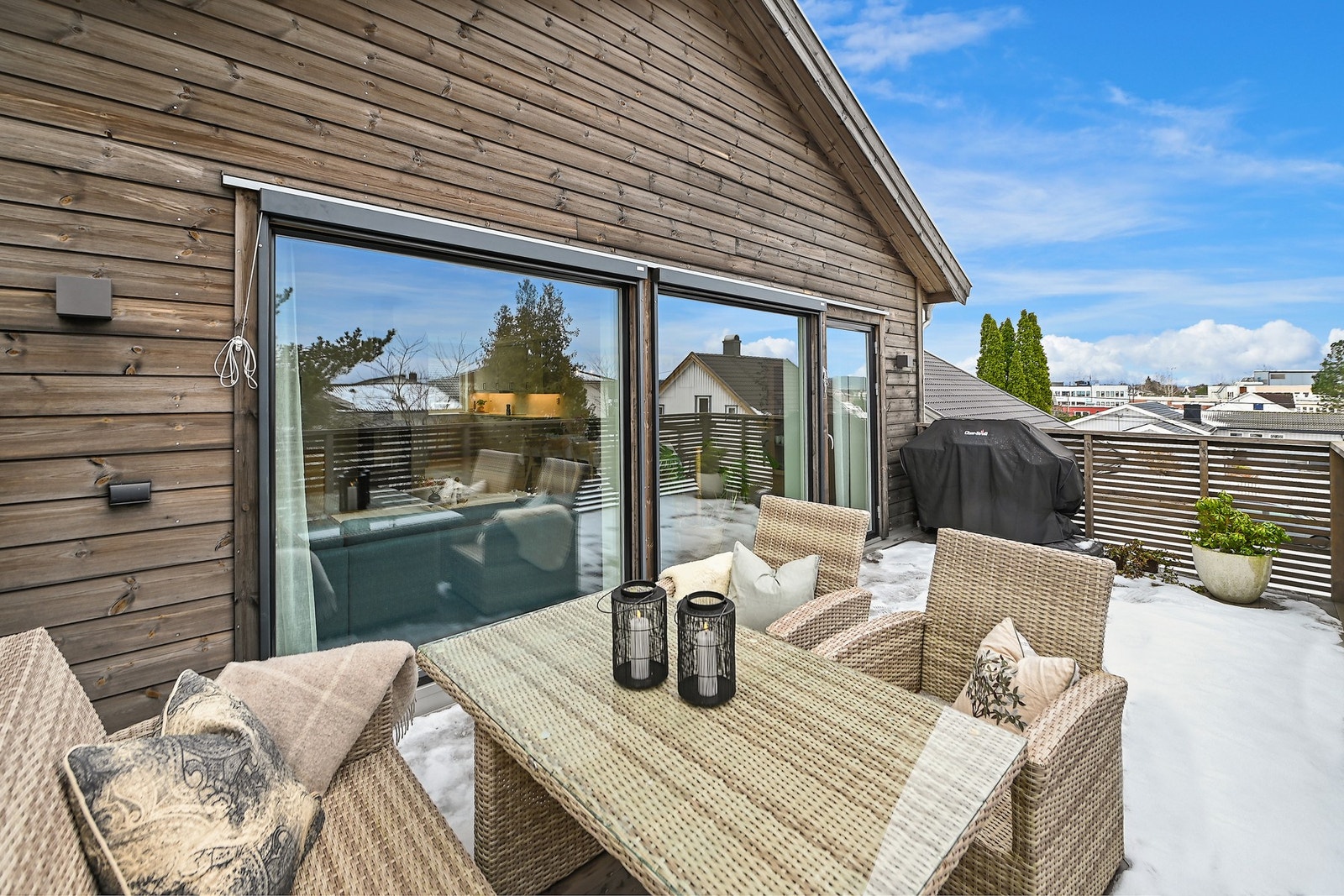 Stor veranda som ligger åpen mot syd og vest Galleribilde