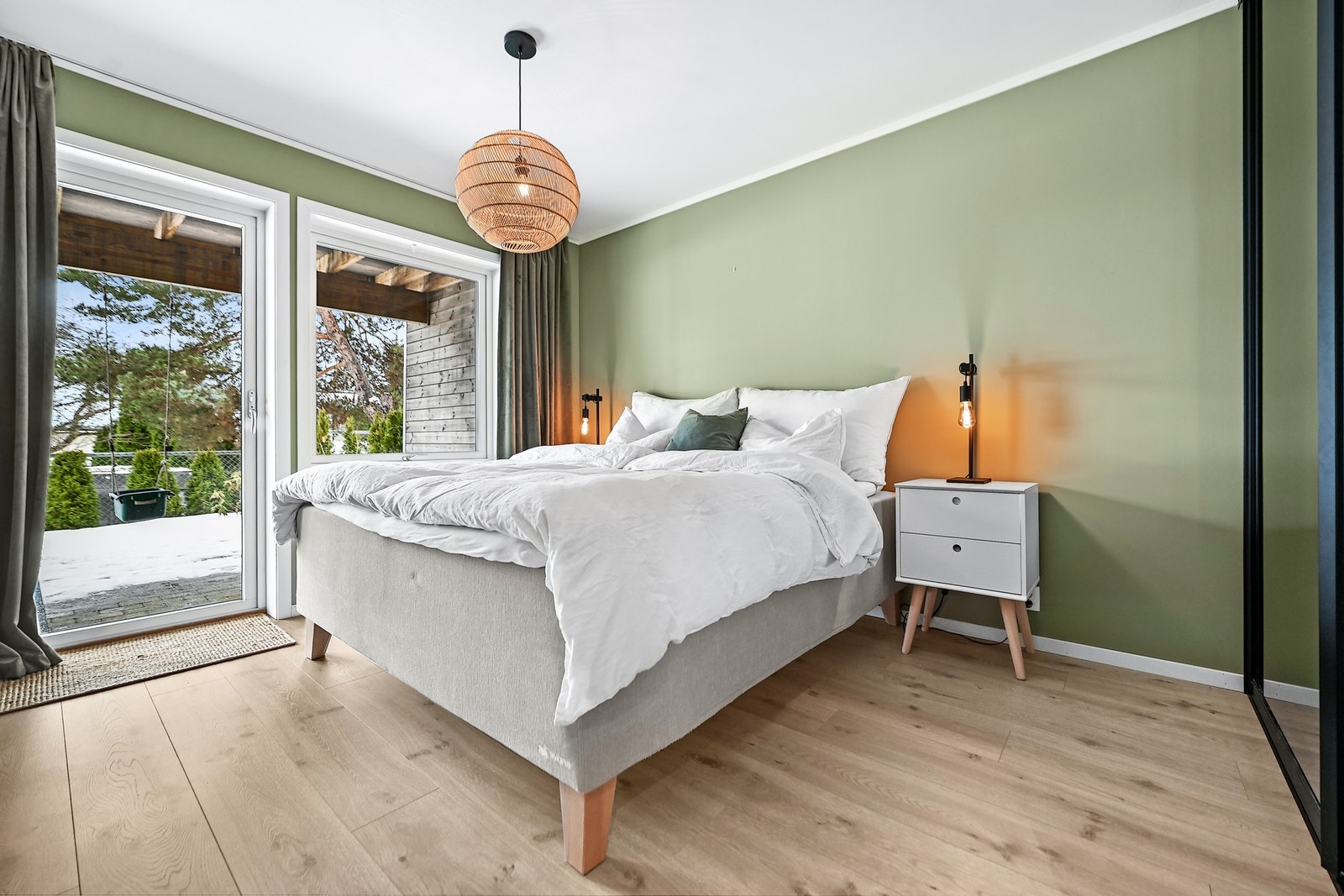 Fra hovedsoverommet er det utgang til overbygd terrasse Galleribilde