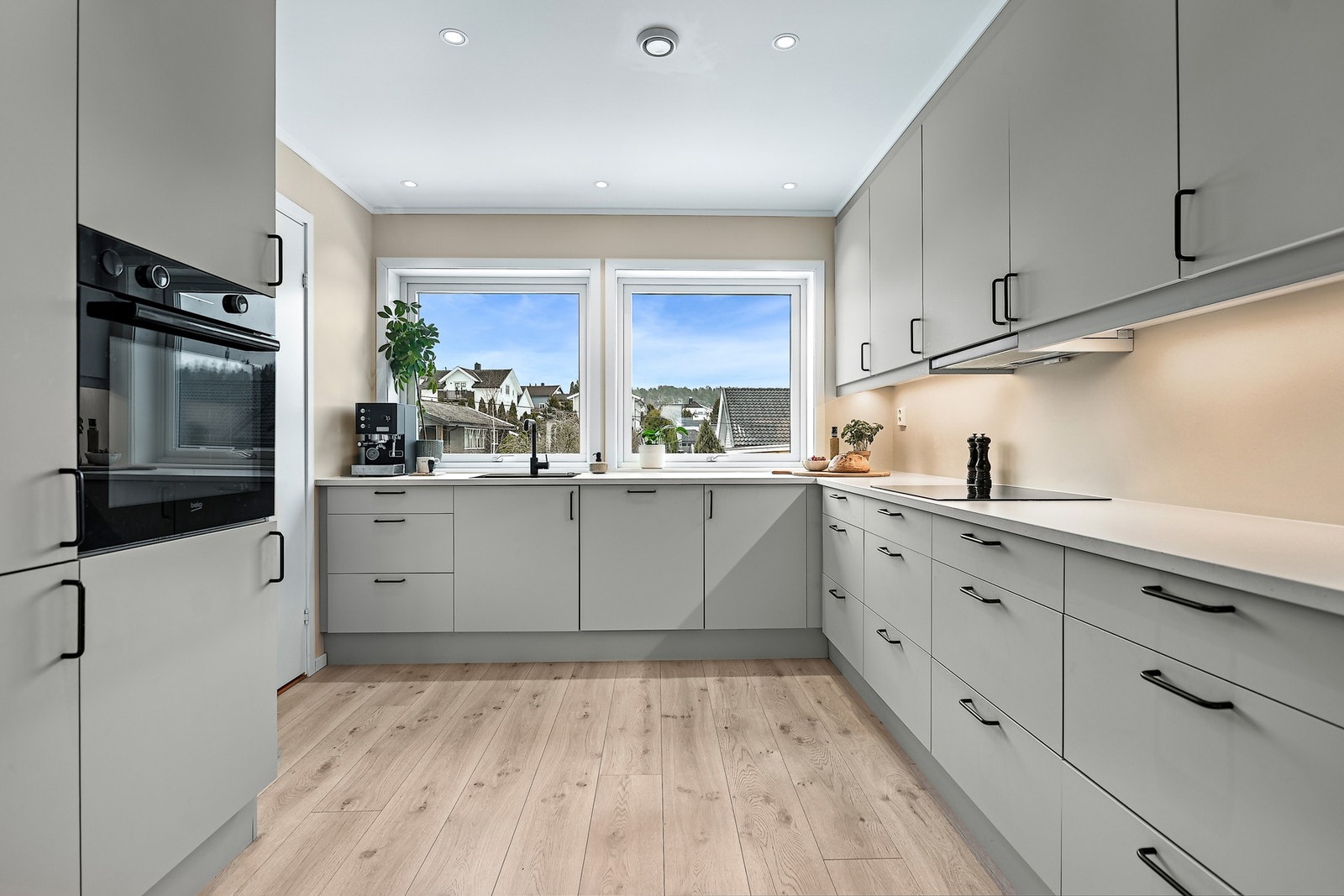 Det er integrerte hvitevarer og masse skuffer og skap på kjøkkenet Galleribilde